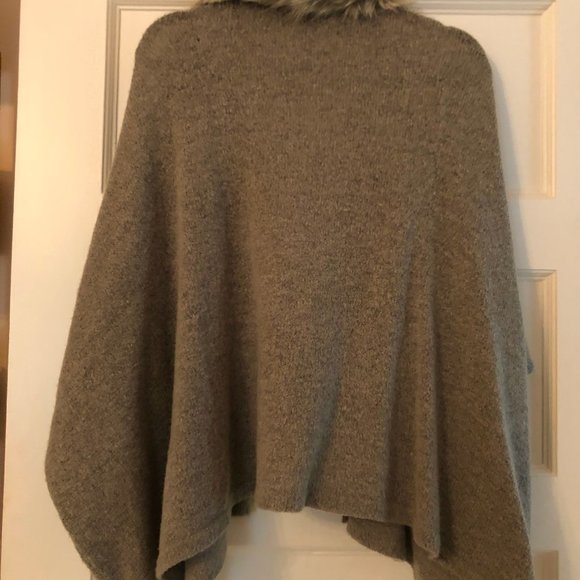 Gray sweater with fur collar (detachable!) - Picture 2 of 4